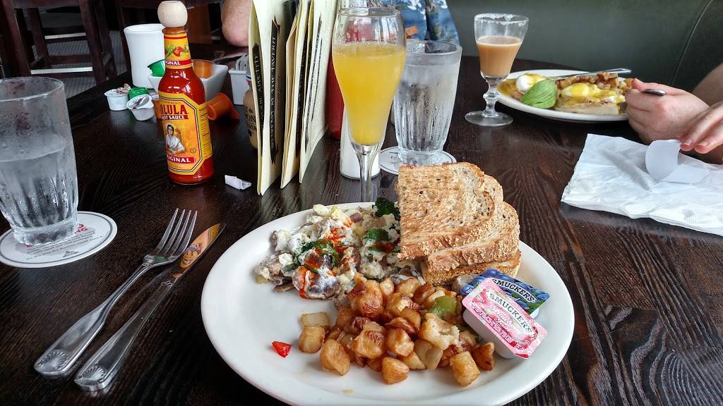 Hennesseys Tavern | restaurant | 8 Pier Ave, Hermosa Beach, CA 90254, USA | 3103725759 OR +1 310-372-5759