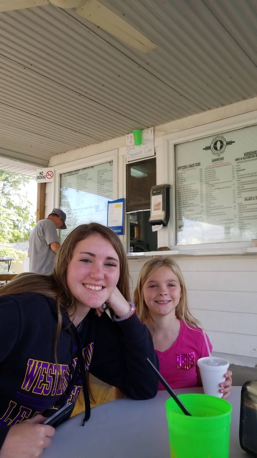 Whirl A Whip | restaurant | 309 S 3rd St, Girard, IL 62640, USA | 2176279447 OR +1 217-627-9447