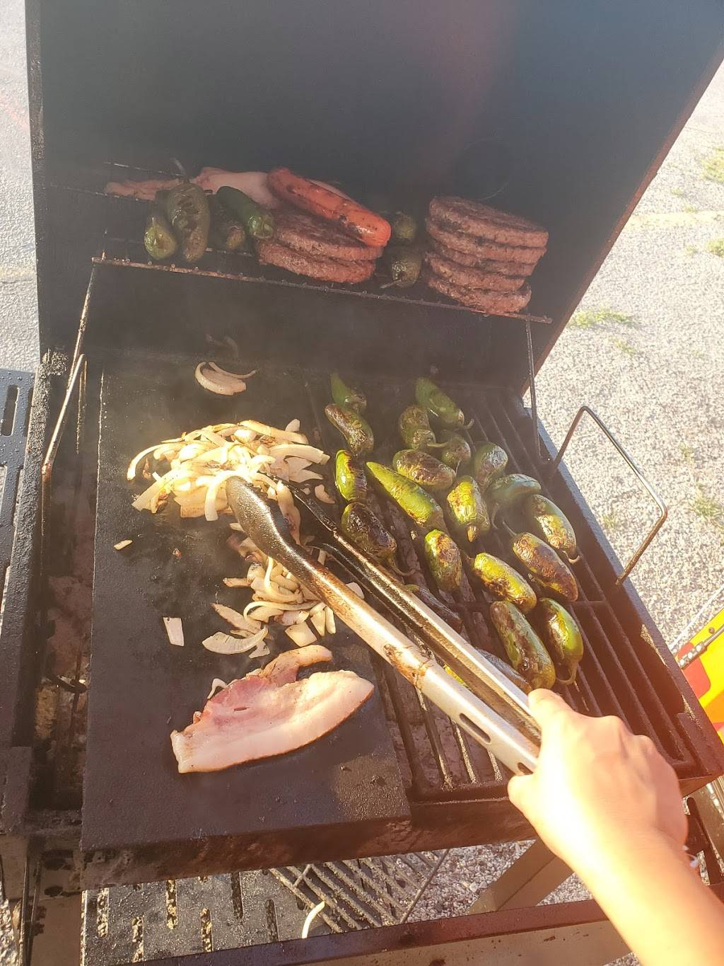 Hamburguesas y micheladas lupe | restaurant | 3460 W Walnut St, Garland, TX 75042, USA | 2146648719 OR +1 214-664-8719