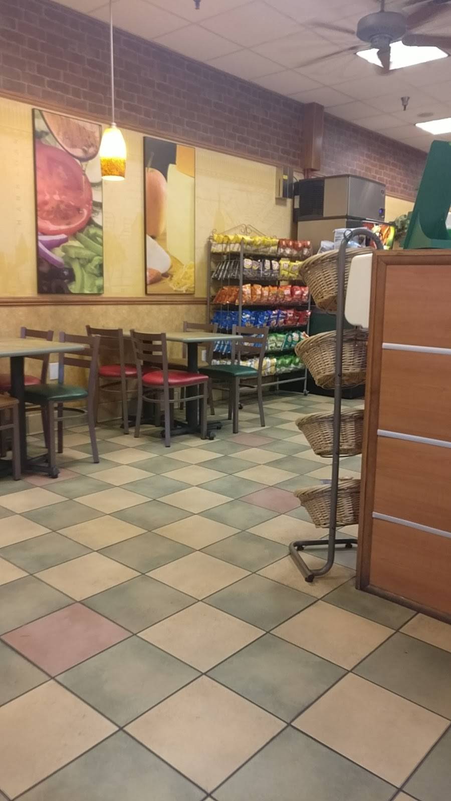 Subway | restaurant | 221 Lakeshore Pkwy, Homewood, AL 35209, USA | 2059424455 OR +1 205-942-4455