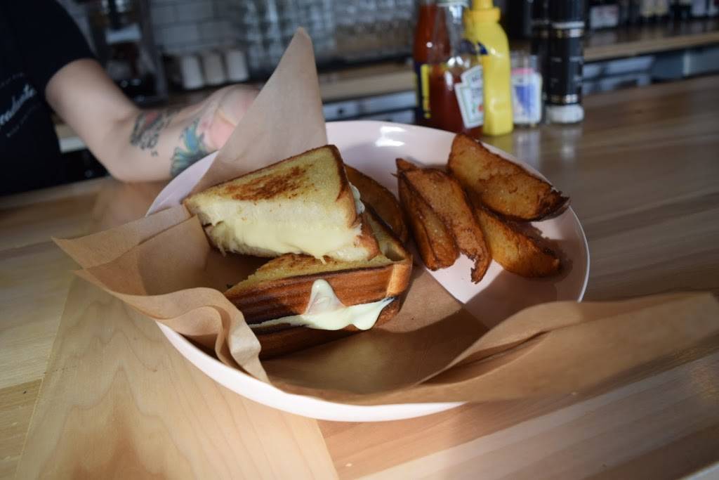 Headwaters | restaurant | 23352 US-27 #50, High Springs, FL 32643, USA | 3864542437 OR +1 386-454-2437