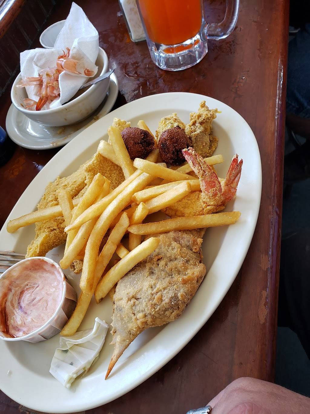 Captain Toms Seafood & Oyster | restaurant | 13955 East Fwy, Houston, TX 77015, USA | 7134513700 OR +1 713-451-3700