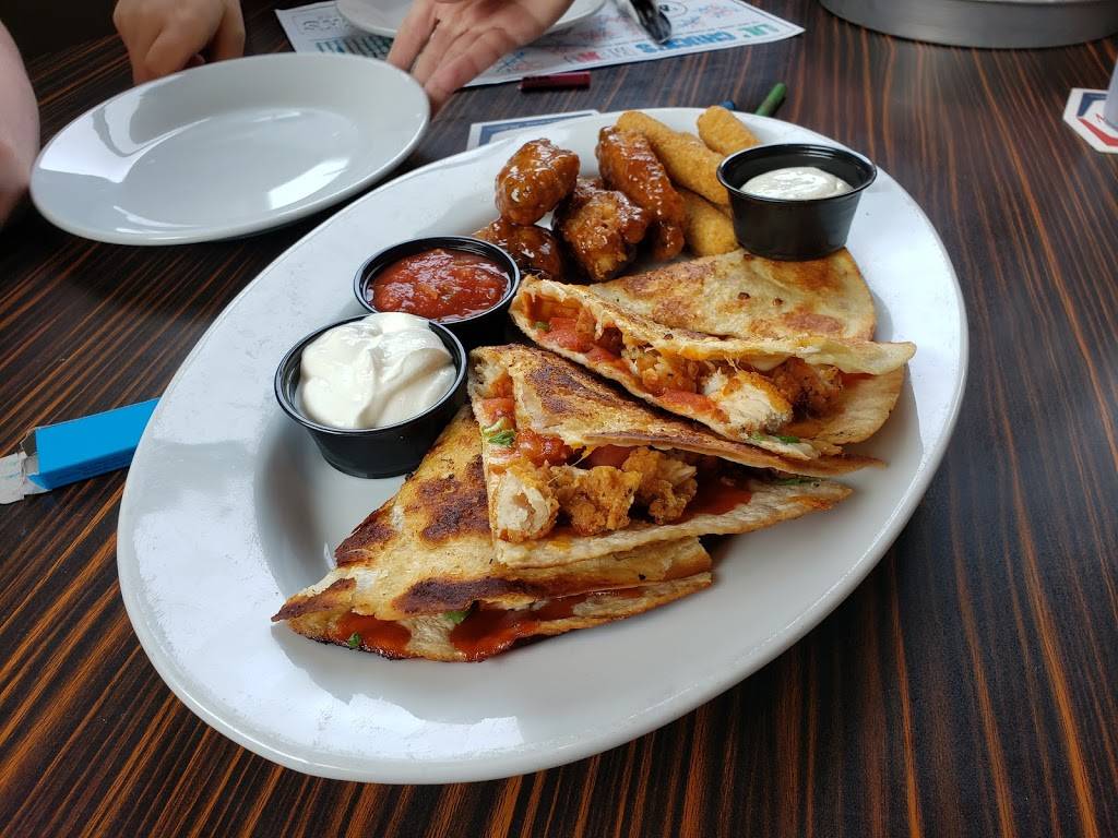 Chucks Roadhouse Bar & Grill | restaurant | 700 Taunton Rd E, Whitby, ON L1R 0K6, Canada | 9056200001 OR +1 905-620-0001