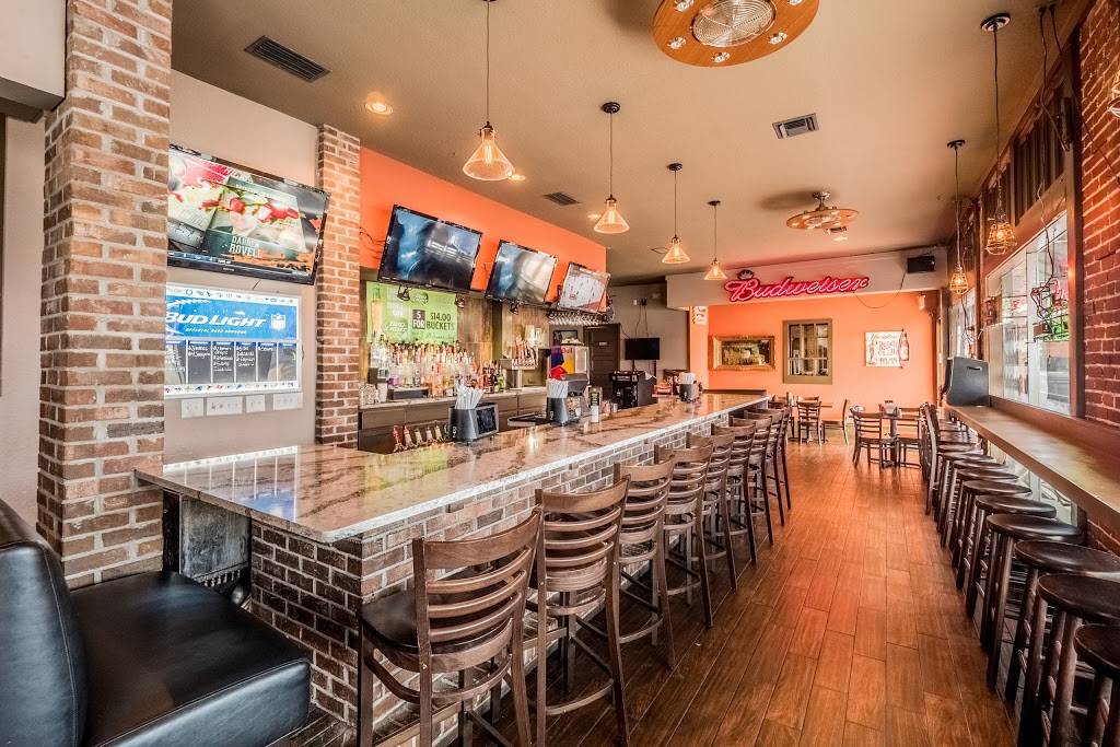 The Crazy Gator | restaurant | 402 N Bay St, Eustis, FL 32726, USA | 3525895885 OR +1 352-589-5885