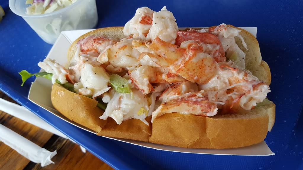 Captain Scotts Lobster Dock | restaurant | 80 Hamilton St, New London, CT 06320, USA | 8604391741 OR +1 860-439-1741