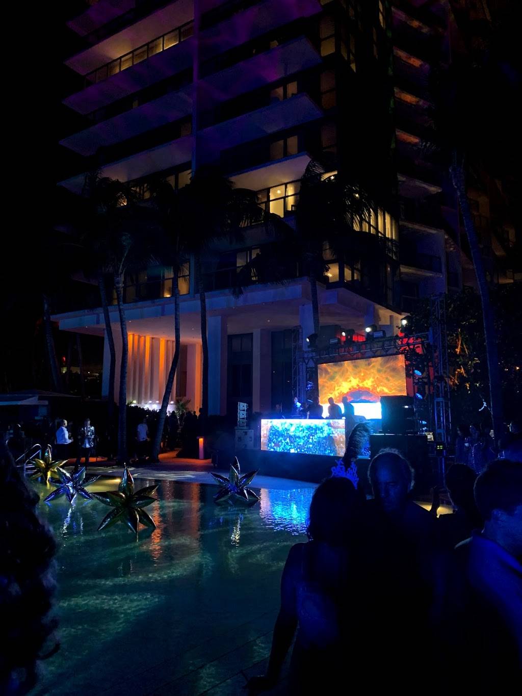 Wet Bar & Grille at the W South Beach | restaurant | 2201 Collins Ave, Miami Beach, FL 33139, USA | 3059383000 OR +1 305-938-3000