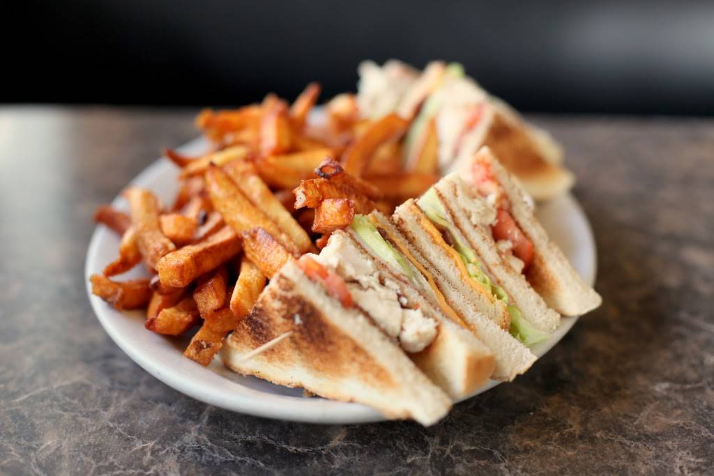 Restaurant Chez Loulou | restaurant | 4783 Rue Laval, Lac-Mégantic, QC G6B 1C8, Canada | 8195830277 OR +1 819-583-0277