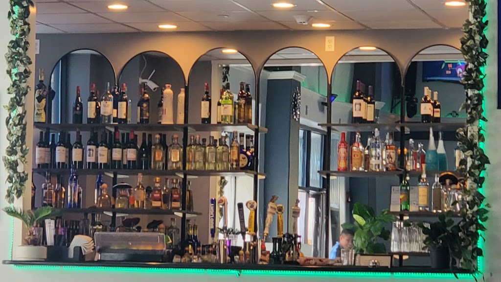 El Camaleon Bar & Grill | restaurant | 103 N Ottawa St, Joliet, IL 60432, USA | 8155502700 OR +1 815-550-2700