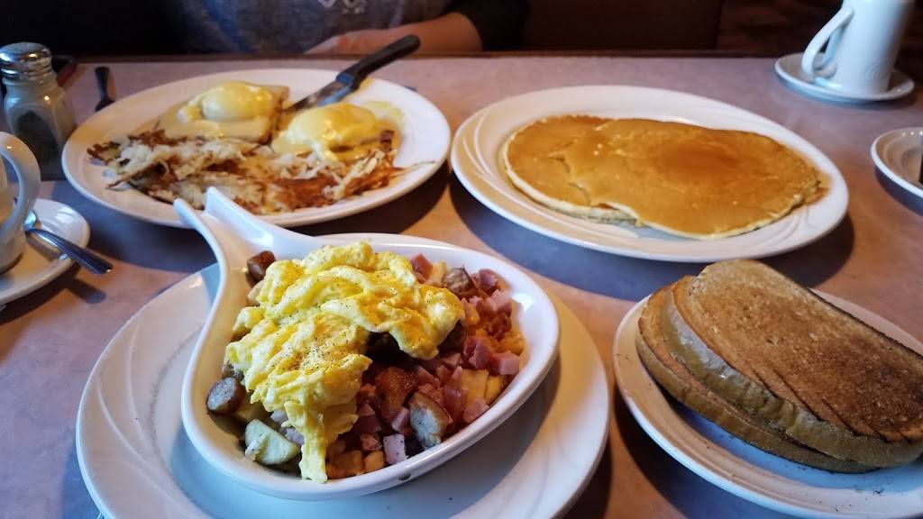 Family House Restaurant & Sports Bar | restaurant | 312 Kennedy Dr, Bradley, IL 60915, USA | 8159361160 OR +1 815-936-1160