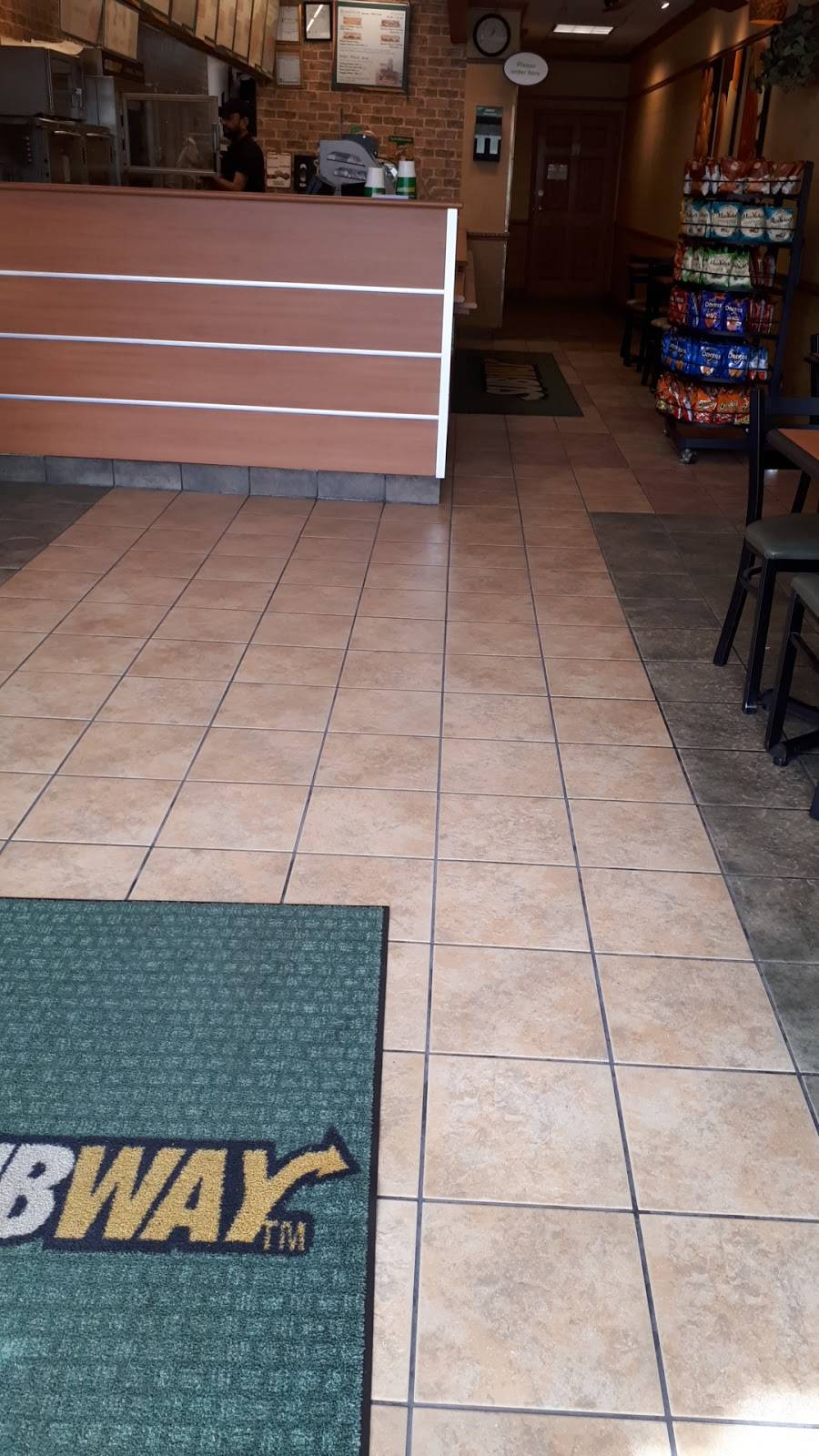 Subway Restaurants | restaurant | 2750 W Devon Ave, Chicago, IL 60659, USA | 7739770466 OR +1 773-977-0466