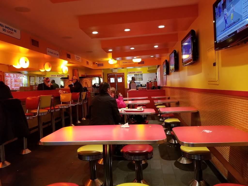 Luckys Famous Burgers | restaurant | 264 W 23rd St, New York, NY 10011, USA | 2122424900 OR +1 212-242-4900