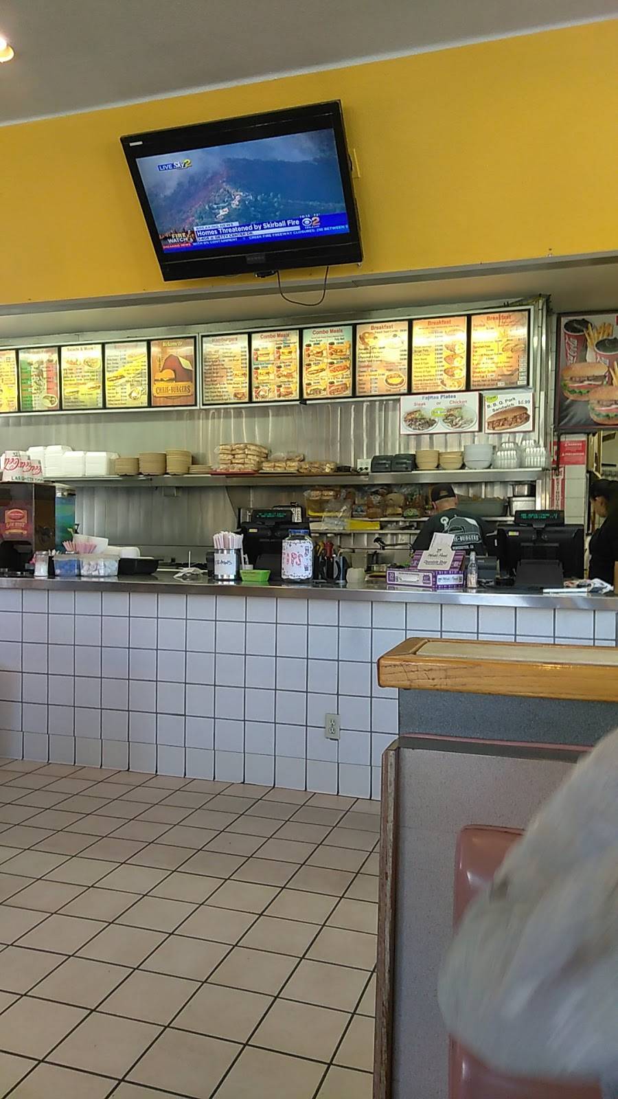 Chris Burgers | restaurant | 28325 Winchester Rd, Winchester, CA 92596, USA | 9519262323 OR +1 951-926-2323