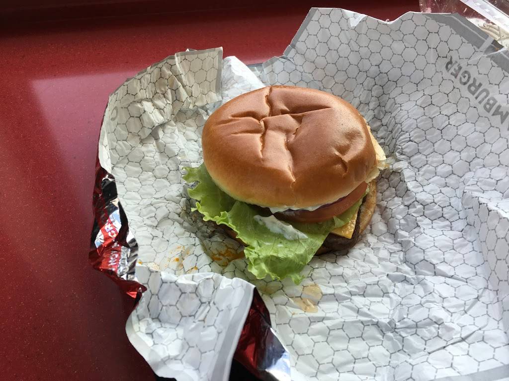 Wendys | restaurant | 1070 Major Mackenzie Dr E, Richmond Hill, ON L4C 9W4, Canada | 9058835145 OR +1 905-883-5145