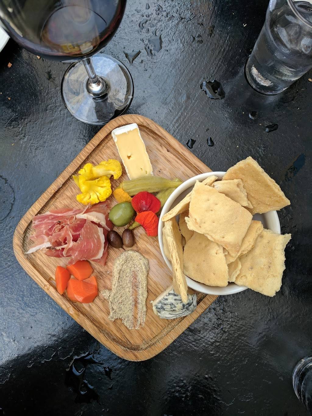 Roosters - A Noble Grille | restaurant | 380 Knollwood St, Winston-Salem, NC 27103, USA | 3367778477 OR +1 336-777-8477