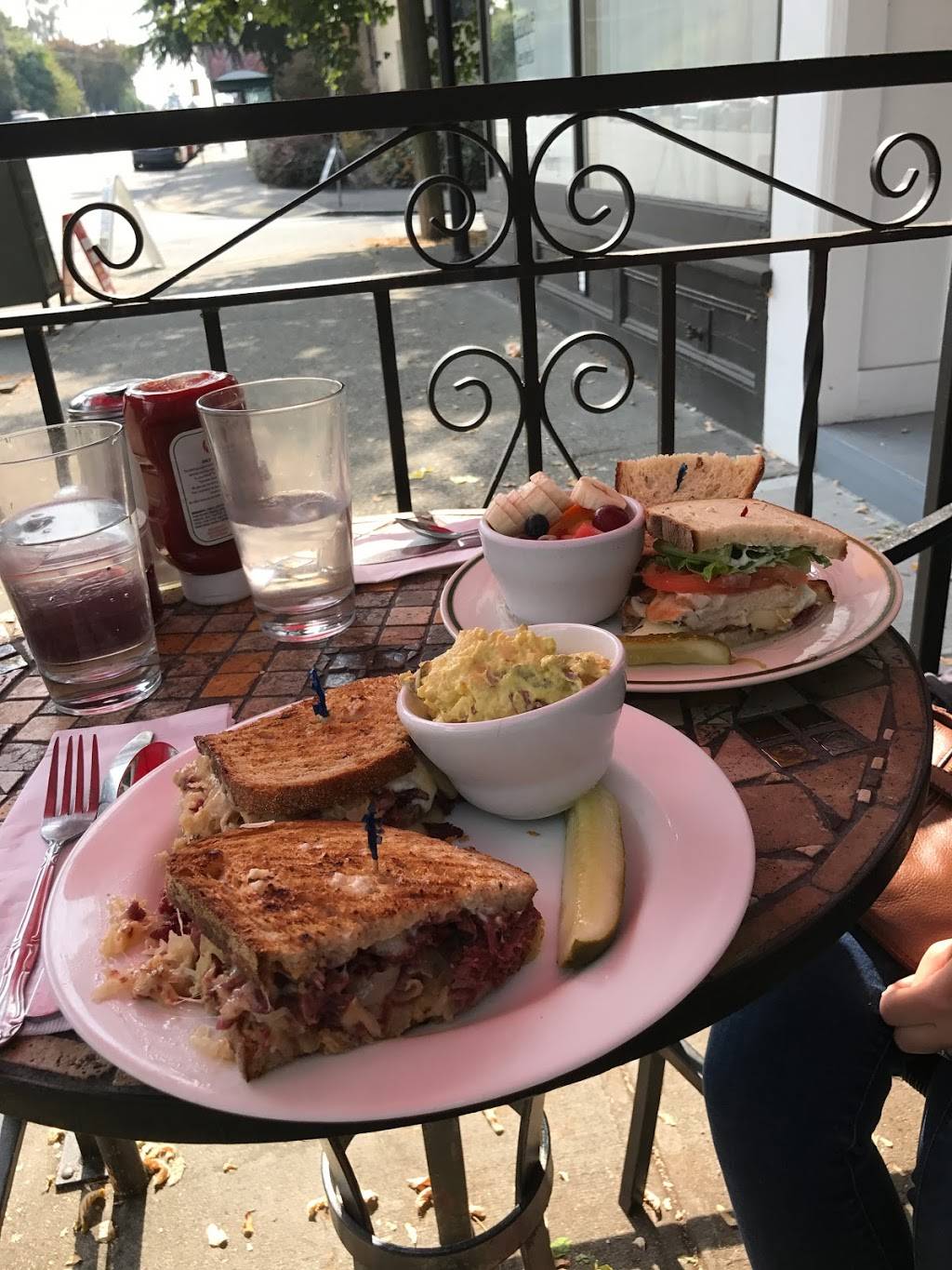 Tenth West | restaurant | 1903 10th Ave W, Seattle, WA 98119, USA | 2067086742 OR +1 206-708-6742