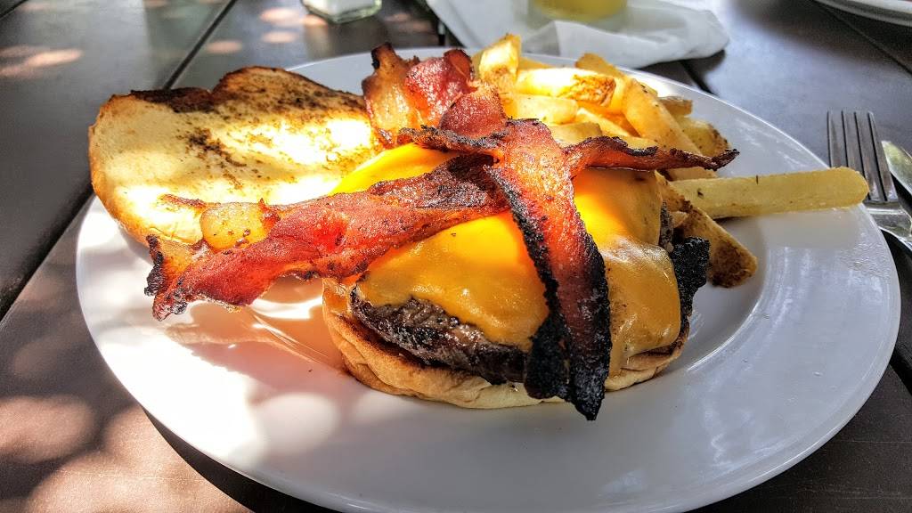 O C Whites Seafood & Spirits | restaurant | 118 Avenida Menendez, St. Augustine, FL 32084, USA | 9048240808 OR +1 904-824-0808