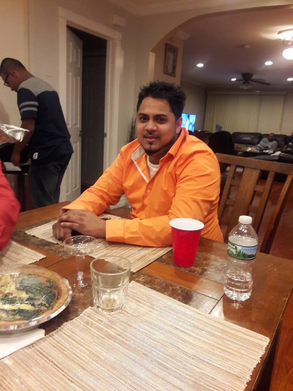 Johnnys | restaurant | 10709 Rockaway Blvd, Ozone Park, NY 11417, USA | 7188353035 OR +1 718-835-3035