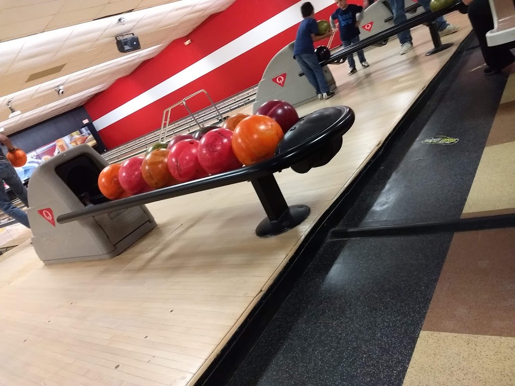 AMF Centereach Lanes | restaurant | 40 Horseblock Rd, Centereach, NY 11720, USA | 6315882118 OR +1 631-588-2118