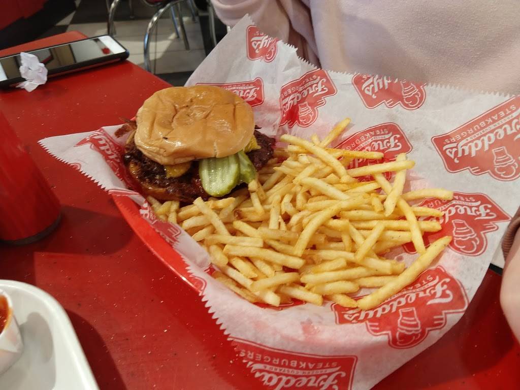 Freddys Frozen Custard & Steakburgers | restaurant | 10457 Olive Blvd, Creve Coeur, MO 63141, USA | 3148017628 OR +1 314-801-7628