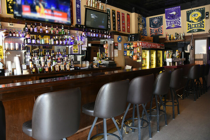 Blue Collar Sports Bar, L.L.C. | restaurant | 120 E Main St, Manchester, IA 52057, USA | 5639273009 OR +1 563-927-3009