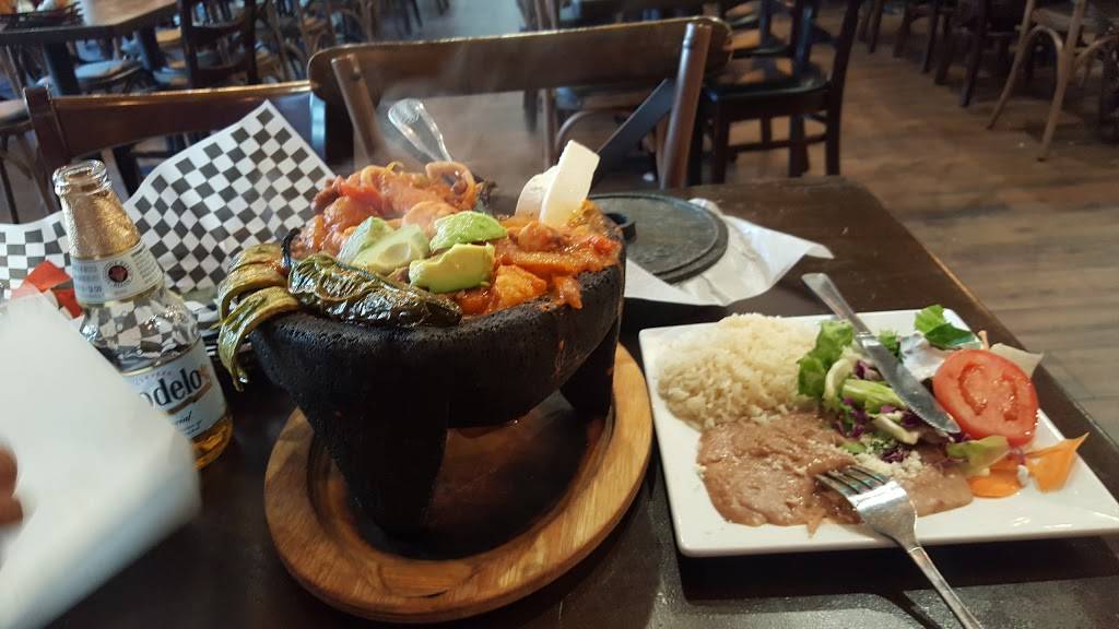 Hectors On Broadway | restaurant | 409 N Broadway, Santa Ana, CA 92701, USA | 7142859896 OR +1 714-285-9896