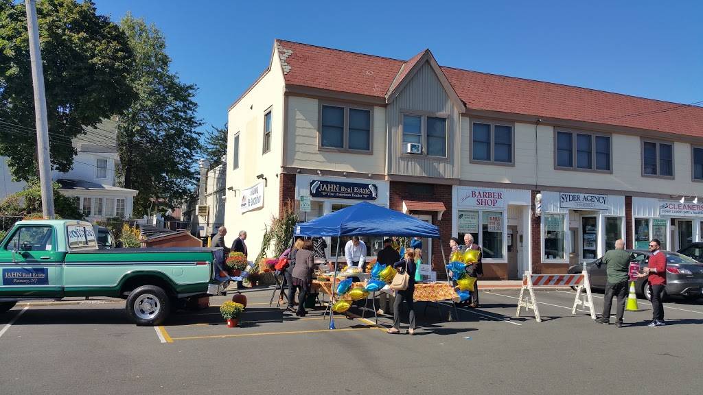 Starbucks | cafe | 8 W Main St, Ramsey, NJ 07446, USA | 2017600049 OR +1 201-760-0049