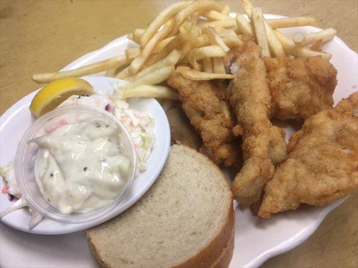 Lauras DBC Bar & Grill | meal takeaway | 7520 W Donges Bay Rd, Mequon, WI 53092, USA | 2622381733 OR +1 262-238-1733