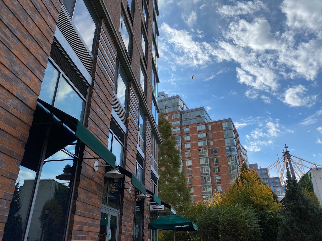 Starbucks | cafe | 455 Main St, New York, NY 10044, USA | 2123711298 OR +1 212-371-1298