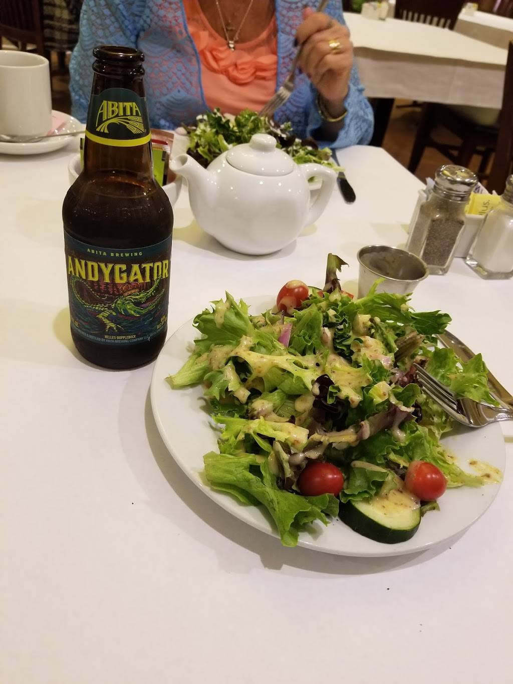 Cafe at the Square | restaurant | 500 St Charles Ave, New Orleans, LA 70130, USA | 5043047831 OR +1 504-304-7831