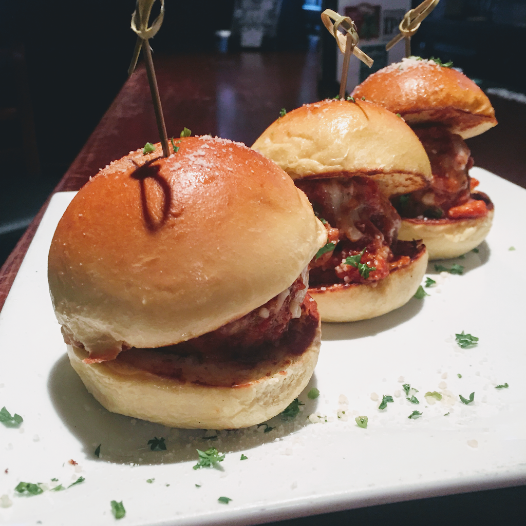 Twins Irish Pub | restaurant | 421 9th Ave, New York, NY 10001, USA | 2126431688 OR +1 212-643-1688