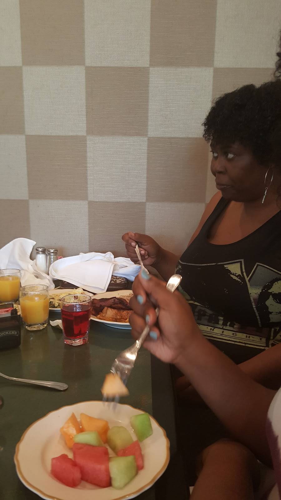 Trotters Restaurant | restaurant | 2008 Savannah Hwy, Charleston, SC 29407, USA | 8435711000 OR +1 843-571-1000