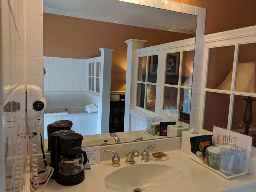 County Clare Irish Inn & Pub | restaurant | 1234 N Astor St, Milwaukee, WI 53202, USA | 4142725273 OR +1 414-272-5273