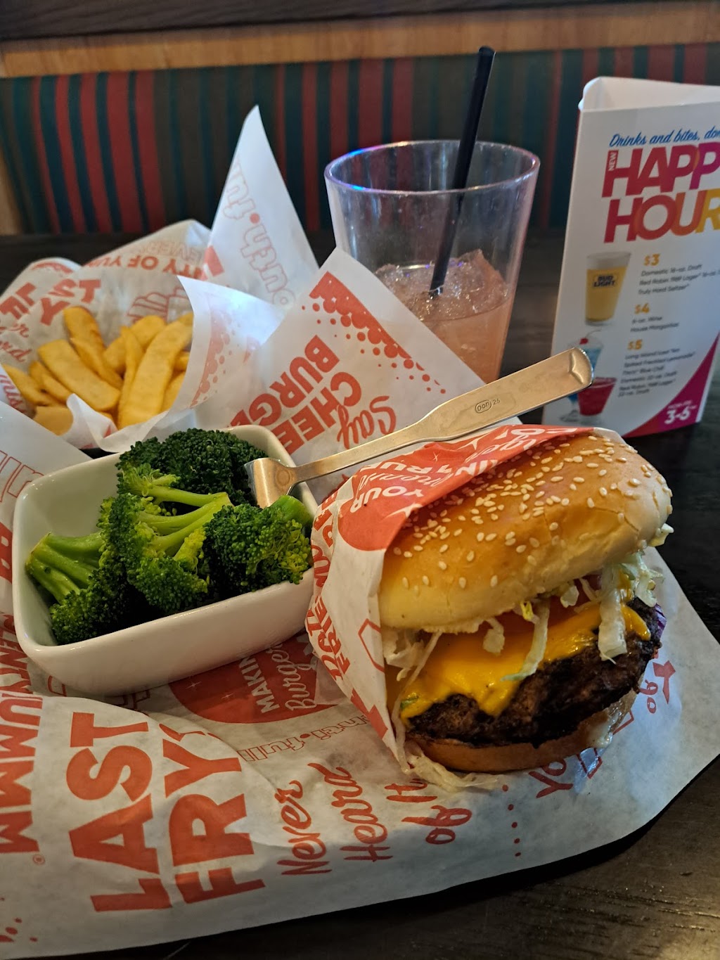 Red Robin Gourmet Burgers and Brews | restaurant | 4805 S Loop 289, Lubbock, TX 79423, USA | 8067944800 OR +1 806-794-4800