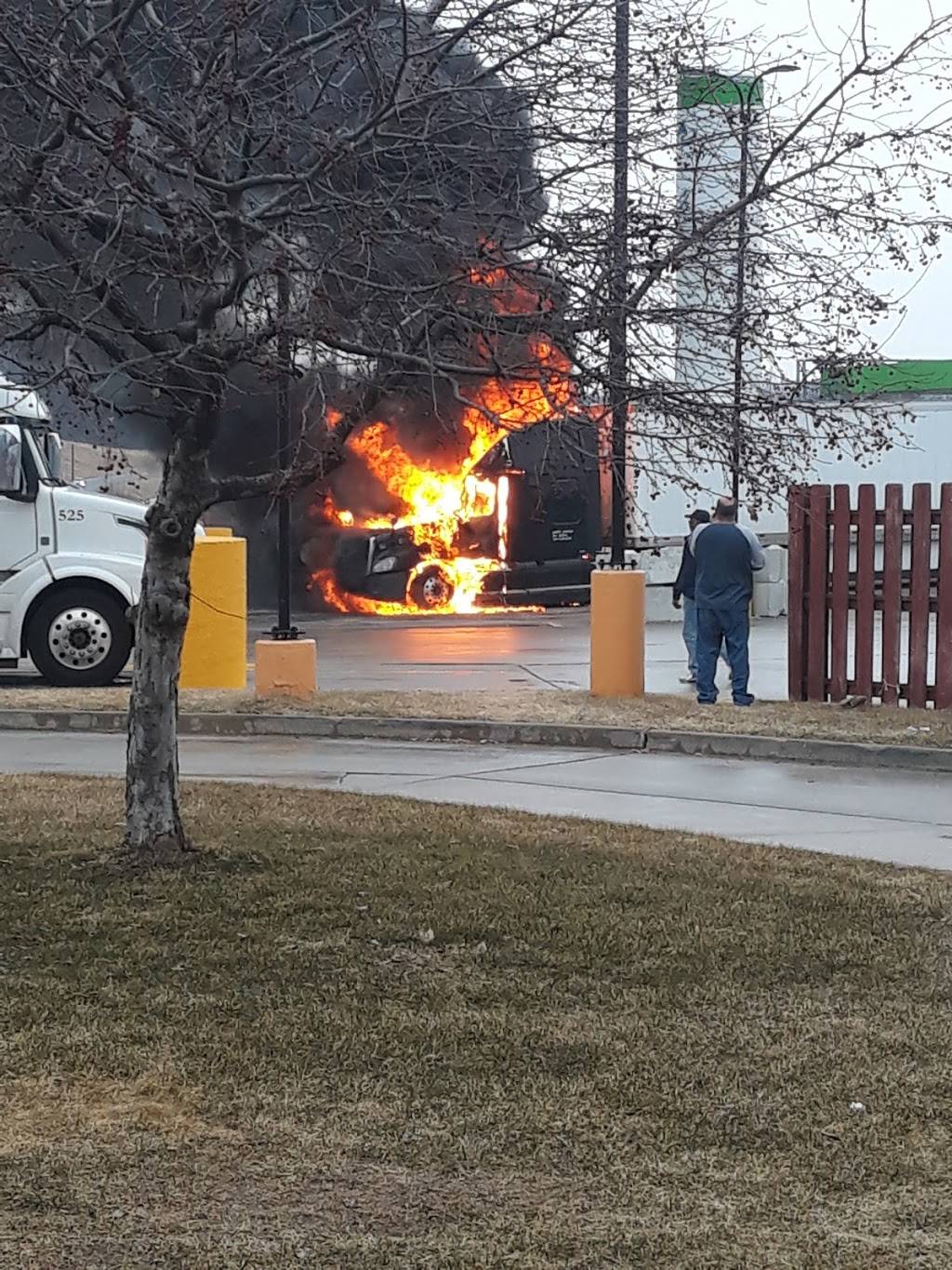 Pilot Travel Center | restaurant | 6900 Old U.S. 27, Fremont, IN 46737, USA | 2608331987 OR +1 260-833-1987