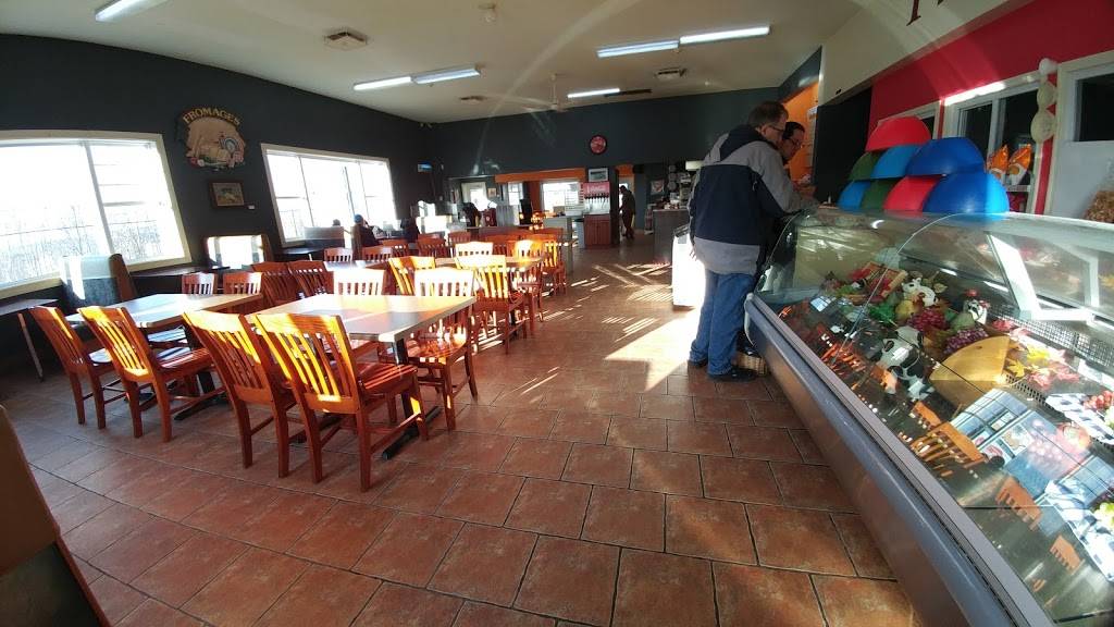 Restaurant Monsieur Poutine | restaurant | 4676 QC-112, Ascot Corner, QC J0B, Canada | 8198200220 OR +1 819-820-0220