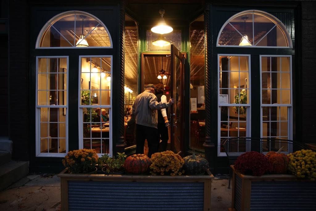 Molly’s Kitchen and Bar | restaurant | 110 W Market St, Mt Carroll, IL 61053, USA | 8159060052 OR +1 815-906-0052