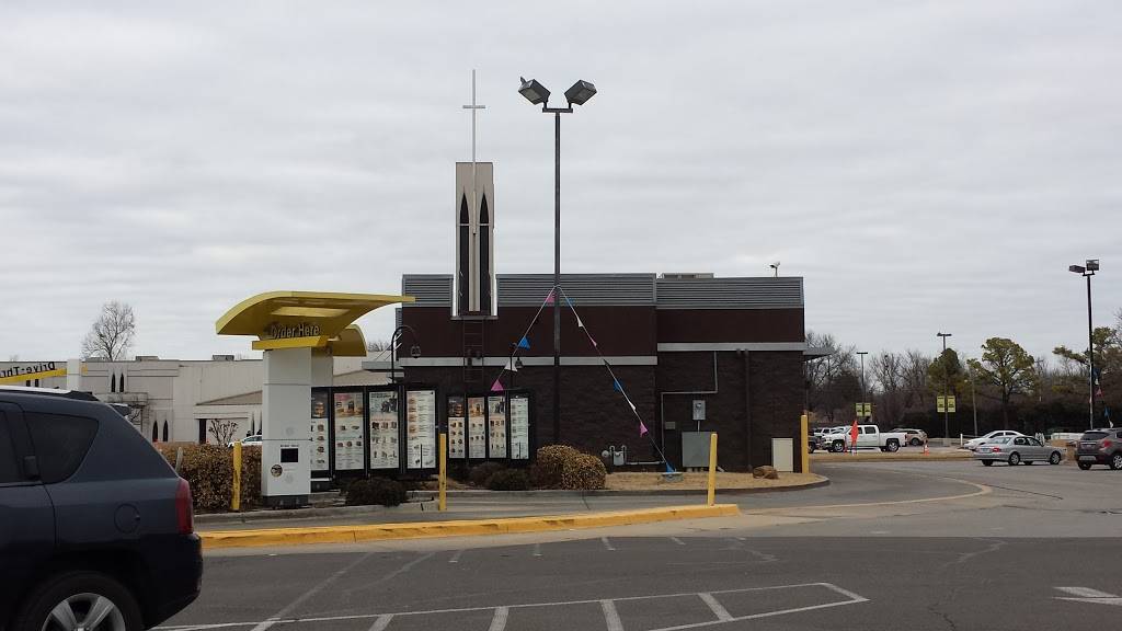 McDonalds | cafe | 1720 W Lindsey St, Norman, OK 73069, USA | 4053294800 OR +1 405-329-4800
