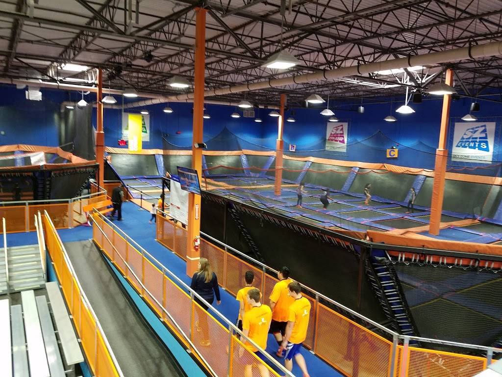 Sky Zone Trampoline Park | restaurant | 325 W Lake St Ste A, Elmhurst, IL 60126, USA | 6304788339 OR +1 630-478-8339