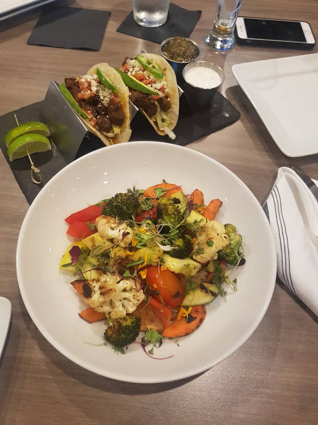 Tap & Tavern | restaurant | 150 Anza Blvd, Burlingame, CA 94010, USA | 6503424600 OR +1 650-342-4600