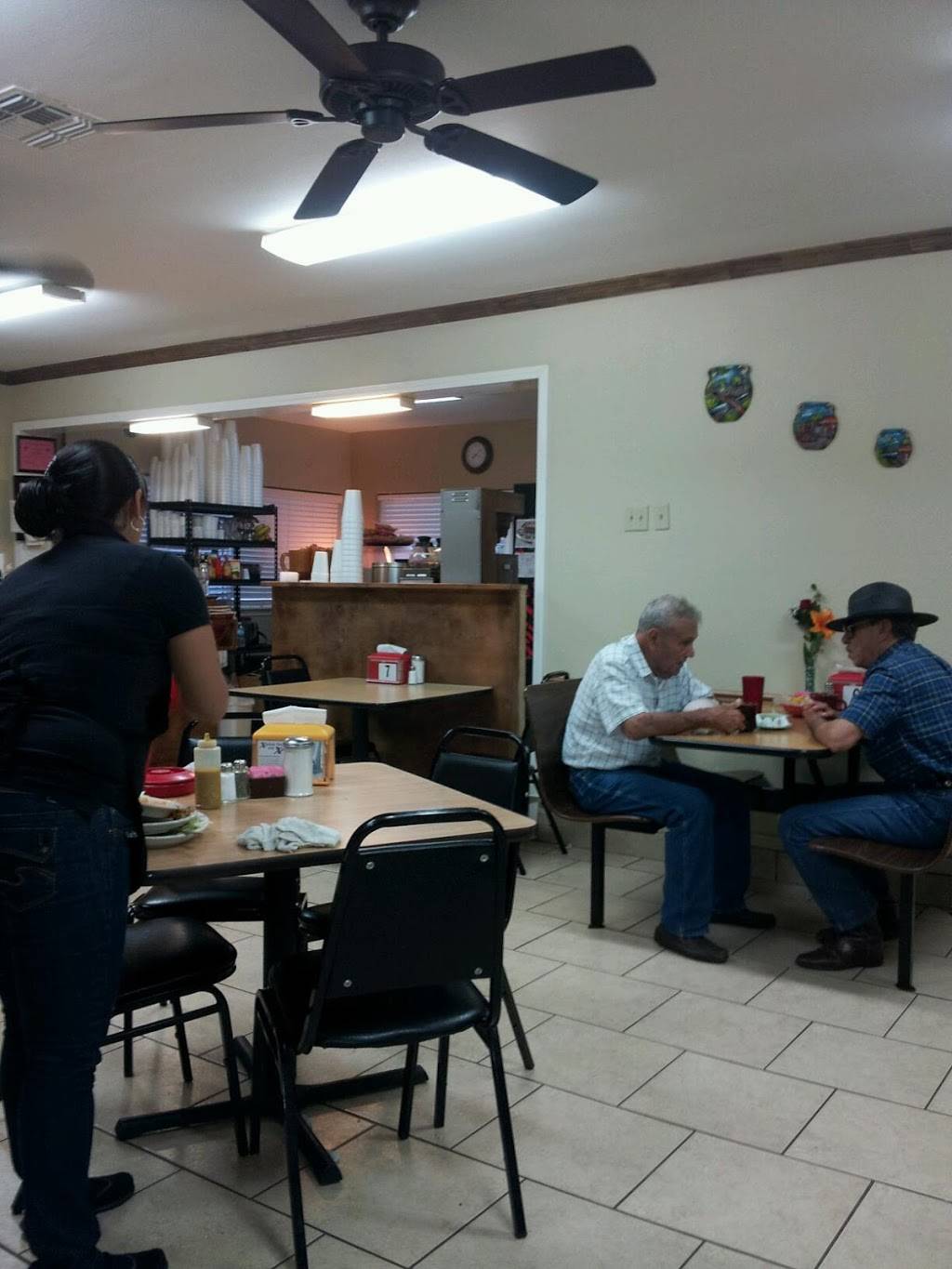 La Tapatia Restaurant | restaurant | 420 S San Patricio St, Sinton, TX 78387, USA | 3613641691 OR +1 361-364-1691