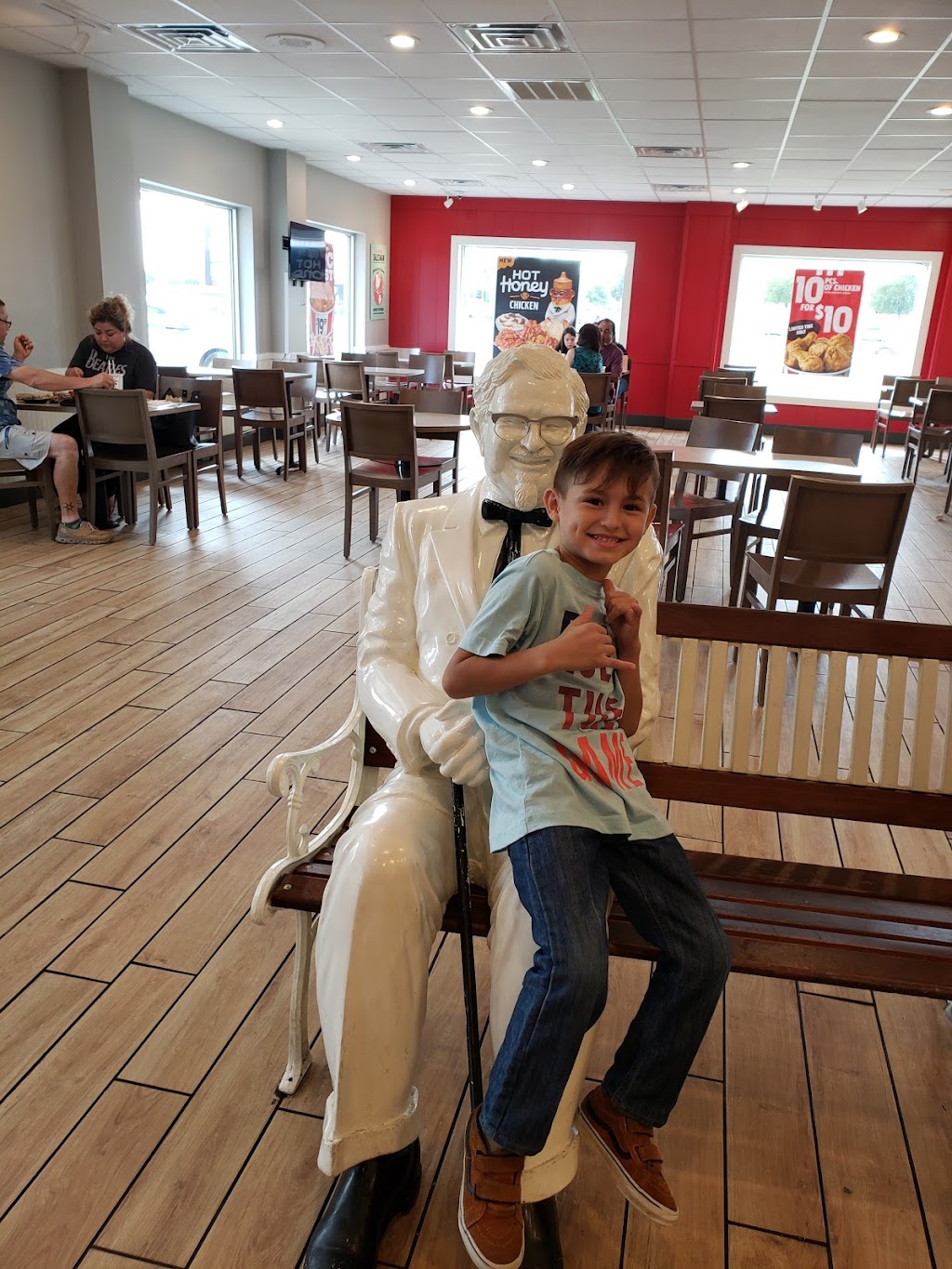 KFC | restaurant | 7605 McPherson Rd, Laredo, TX 78041, USA | 9567122339 OR +1 956-712-2339