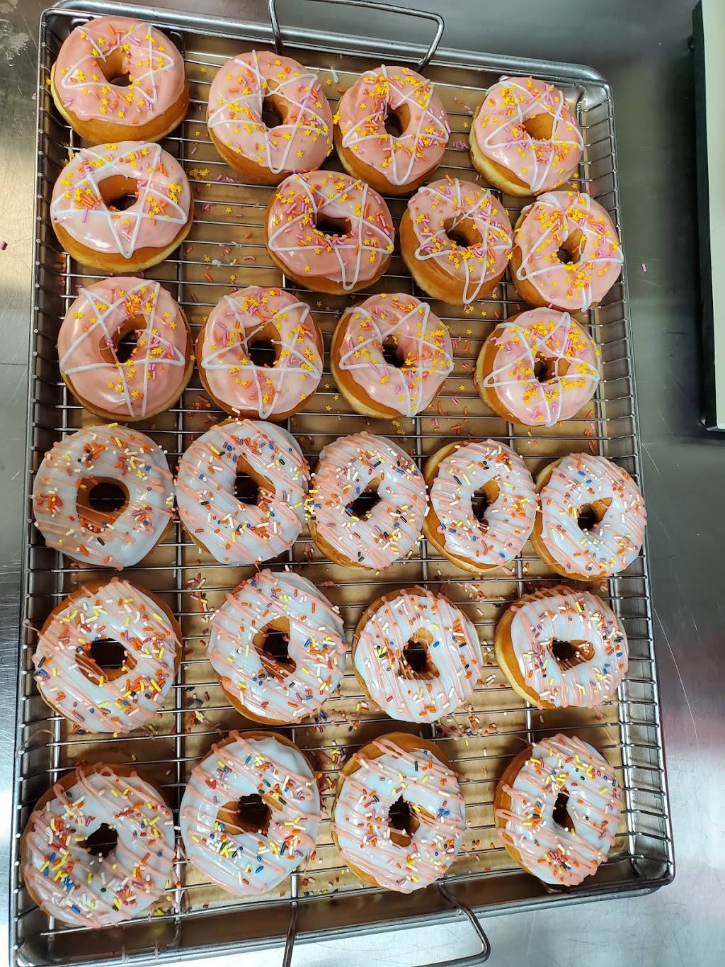 Dunkin | bakery | 1030 W Fulton St, Waupaca, WI 54981, USA | 7154657266 OR +1 715-465-7266