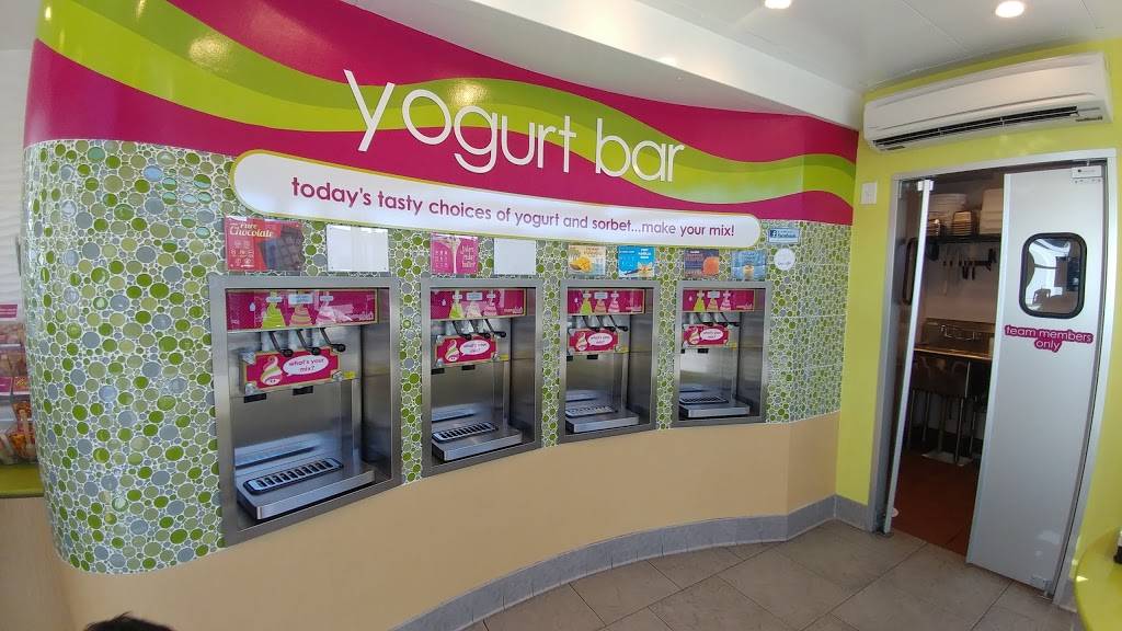Menchies Frozen Yogurt | bakery | 8060 Cooper Ave, Glendale, NY 11385, USA | 7187044952 OR +1 718-704-4952
