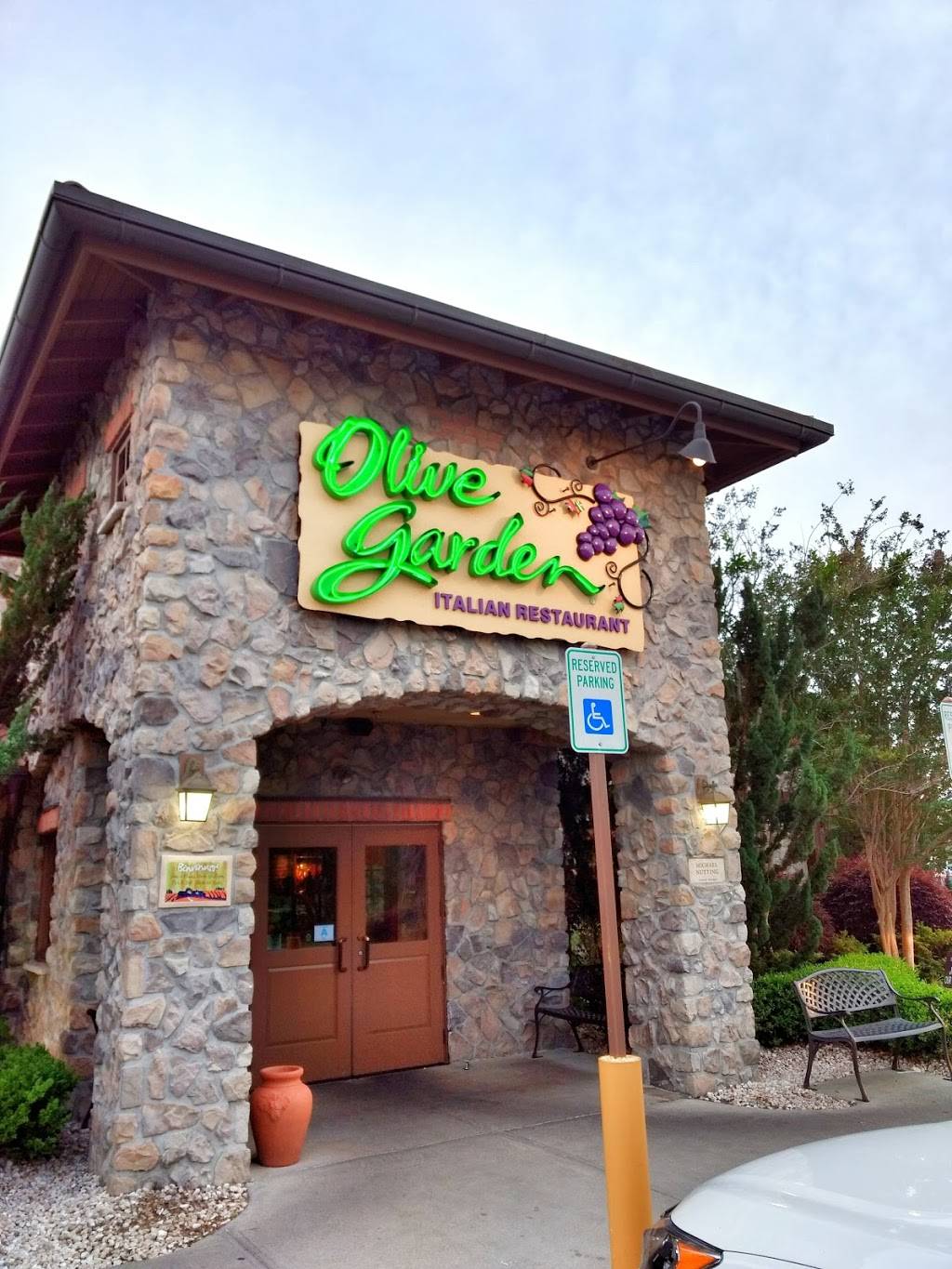 Olive Garden Italian Restaurant | meal takeaway | 2901 W Radio Dr, Florence, SC 29501, USA | 8436698399 OR +1 843-669-8399