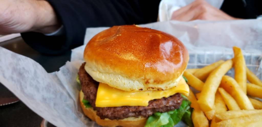 Friendlys | restaurant | 200, Mohawk Trail, Greenfield, MA 01301, USA | 4137745435 OR +1 413-774-5435