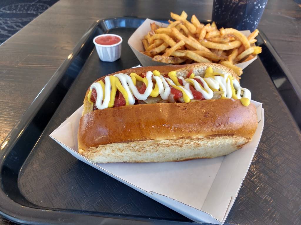 Mom & Pops Burgers | restaurant | 1603 Main St, Chatham, MA 02633, USA | 7748404144 OR +1 774-840-4144