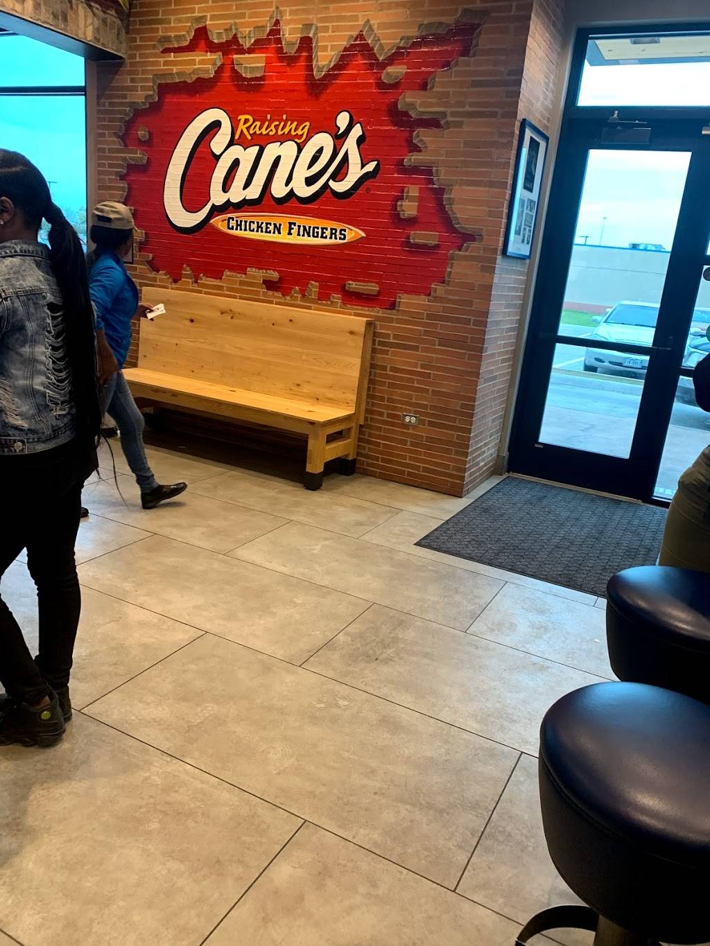 Raising Canes Chicken Fingers | meal takeaway | 701 W Illinois Ave, Dallas, TX 75224, USA | 2149445546 OR +1 214-944-5546