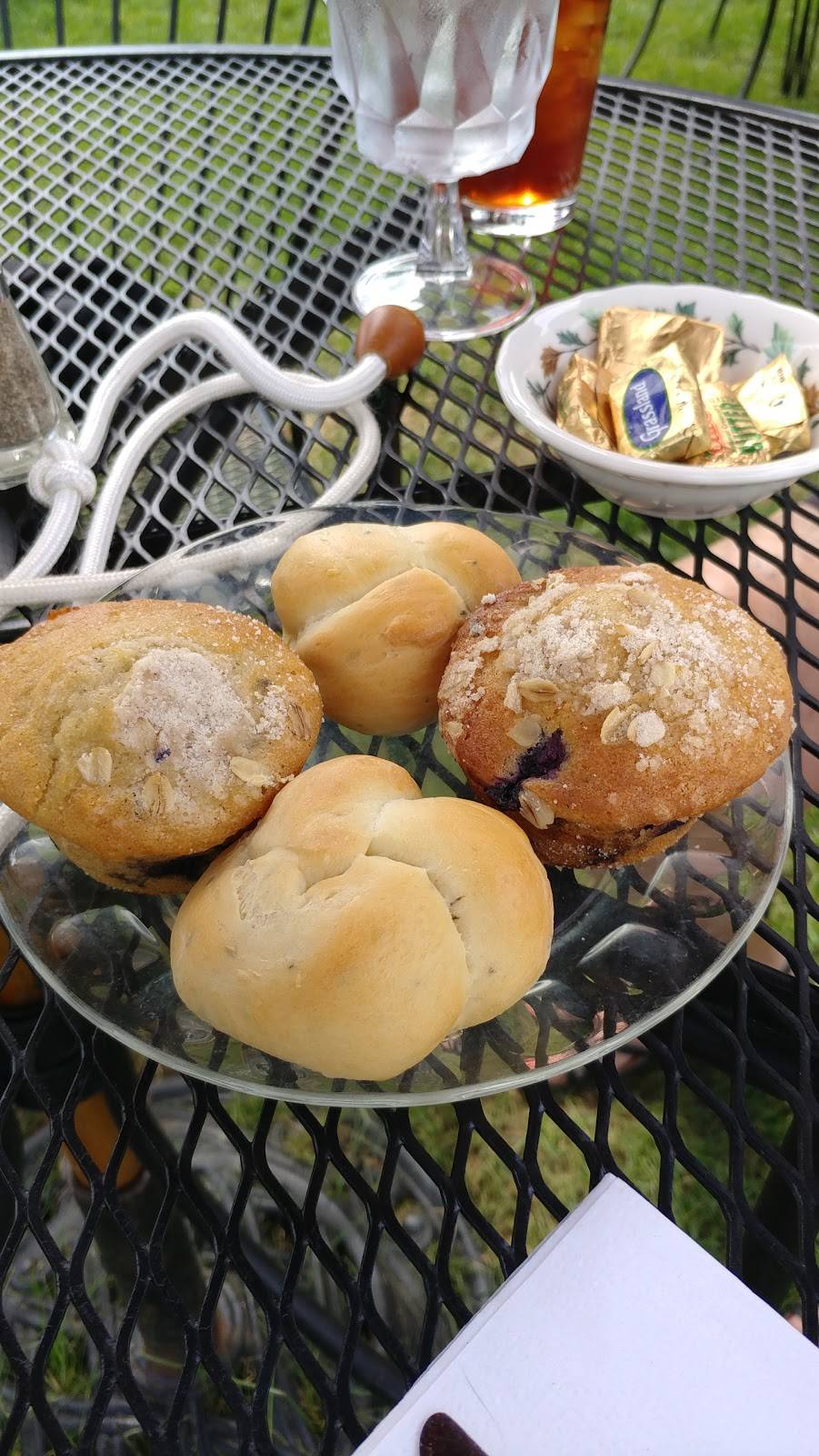 Salem Cross Inn | restaurant | 260 W Main St, West Brookfield, MA 01585, USA | 5088672345 OR +1 508-867-2345