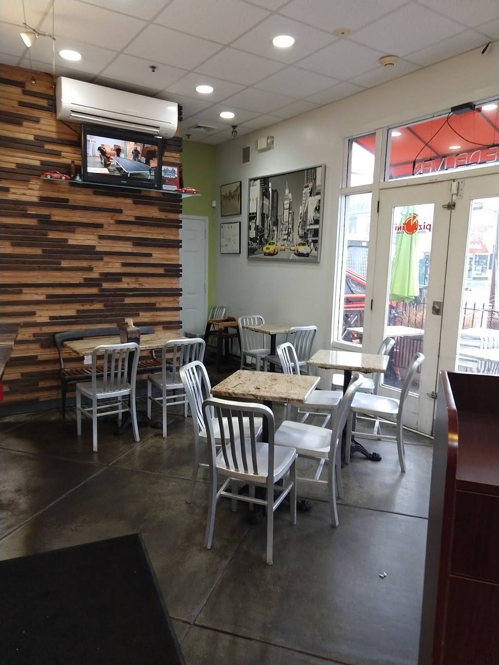 Pizzatini | restaurant | 185 Henry St, Hempstead, NY 11550, USA | 5162808226 OR +1 516-280-8226