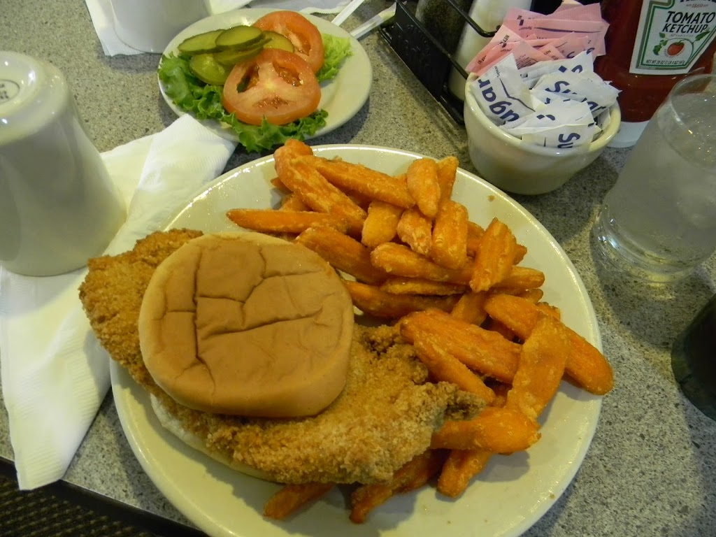 Coach House Restaurant | restaurant | 2401 Broadway St, Quincy, IL 62301, USA | 2172238040 OR +1 217-223-8040